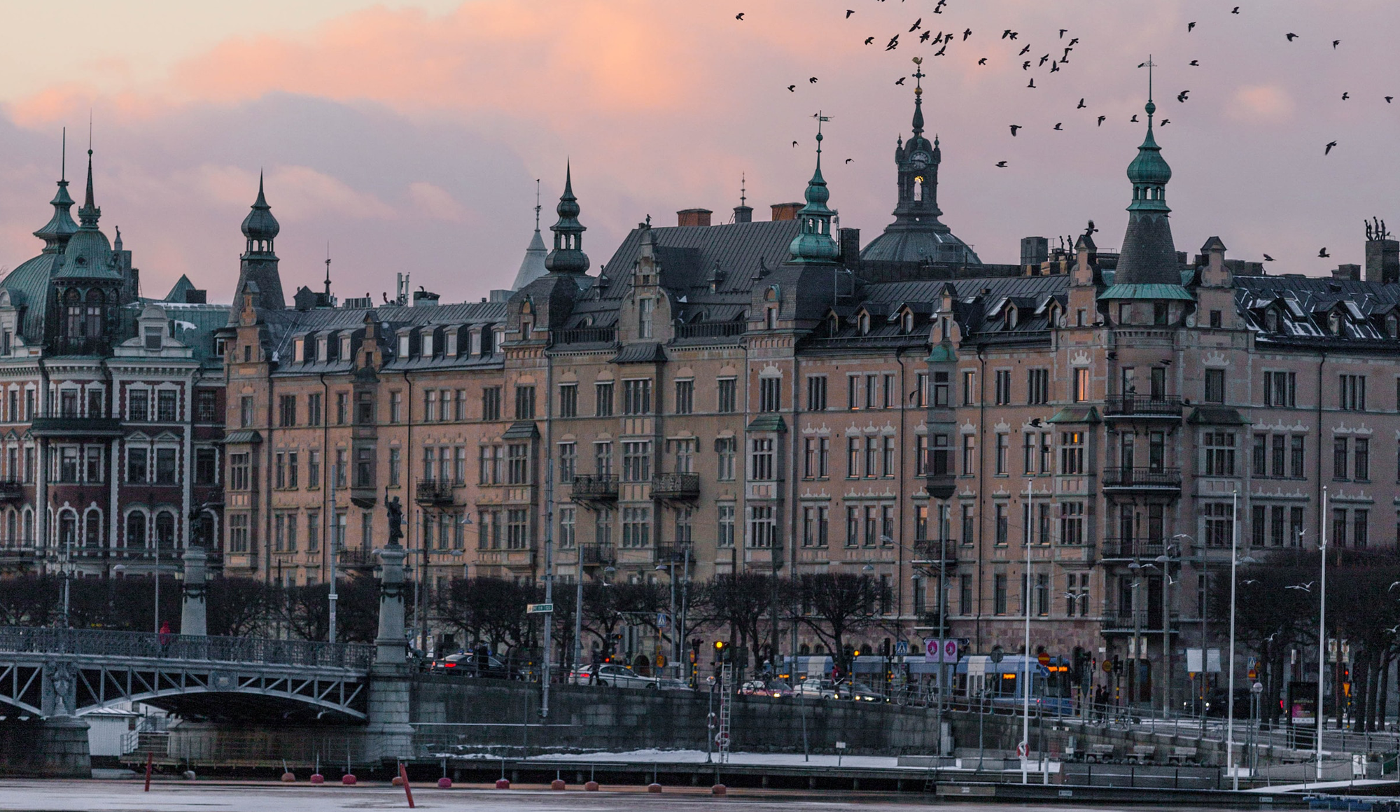 Read more about the article Valmistavaa teollisuutta maailmalle – konkreettista tukea pk-yritysten kansainväliseen kasvuun