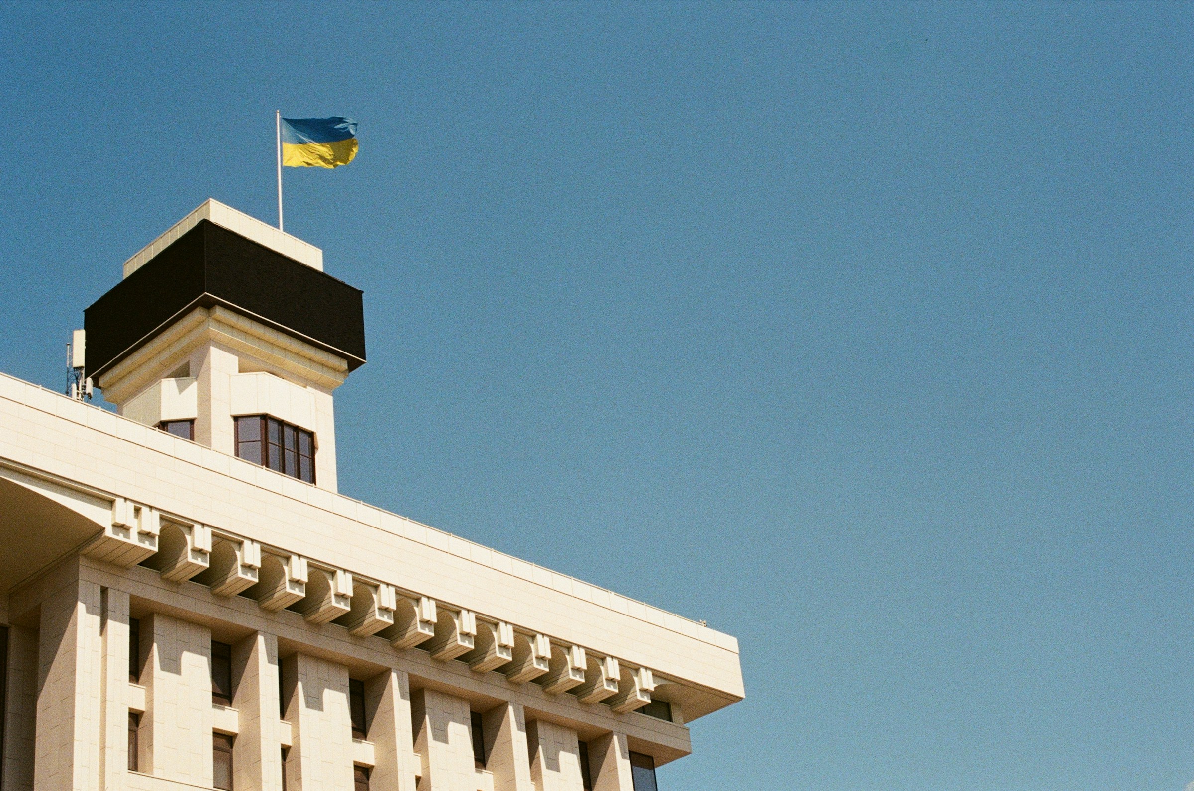 Read more about the article Sota yhdisti kansan: tarina murtumattomuudesta ja toivosta